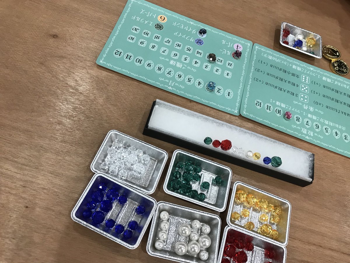 ボードゲームカフェロンドン 吉祥寺 相席卓で ドミニオン が遊ばれています ジュリアーノ王子の貢物 そしてオインクゲームズ新作 トロイカ も ファンの多いドミニオン そしてここ数日頻繁に遊んでいただいてるジュリアーノ オインクらしさが