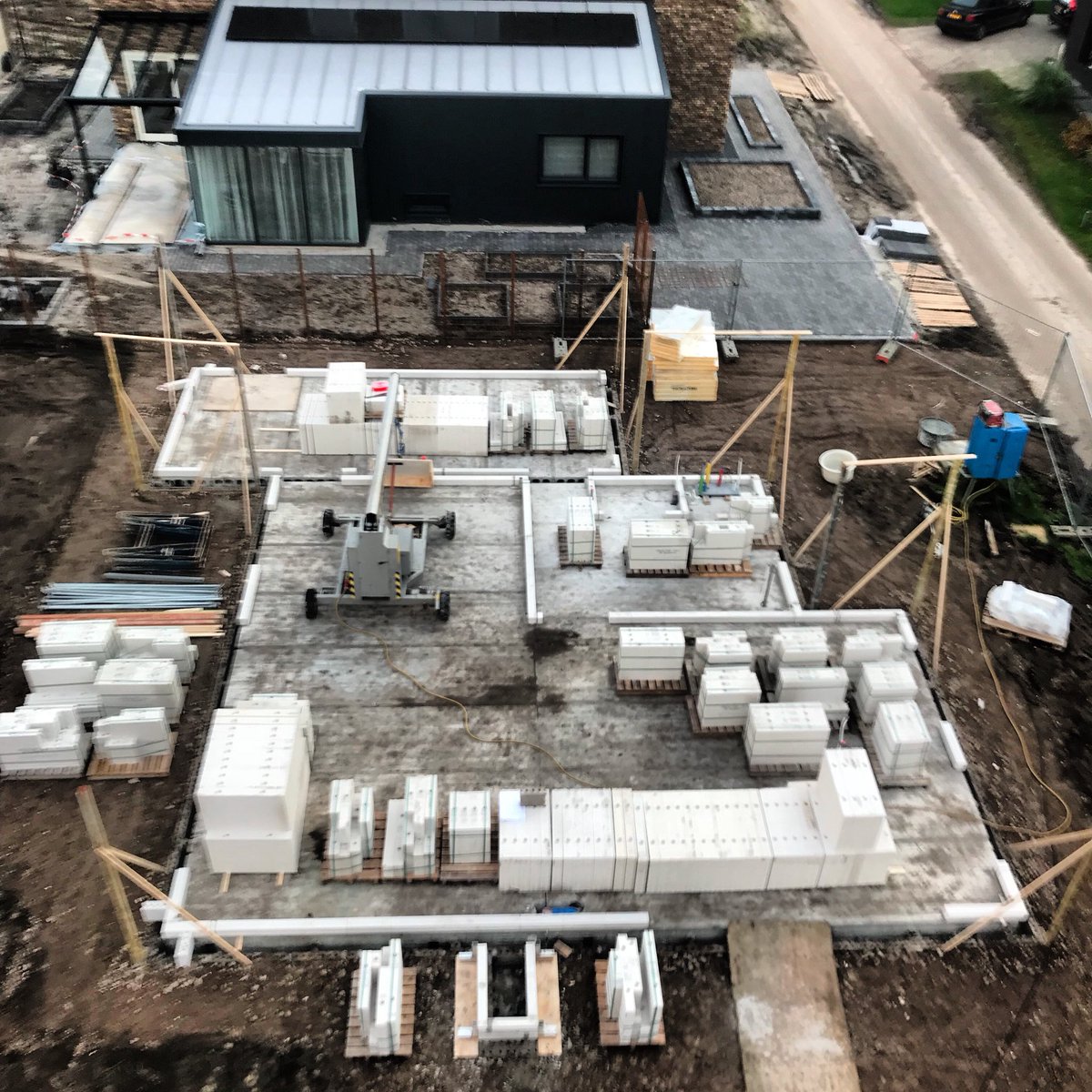 Blokken en kimmen staan erop. Aansluitend lijm, grote woning te Hengelo. #kiewietlijmwerken #onbetwistdelijmspecialist #kalkzandsteen #strakkeplanning #nk1000