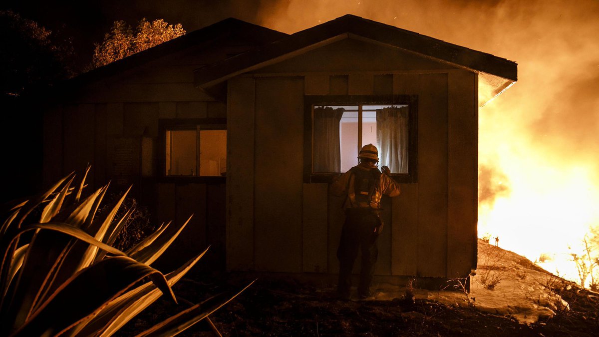 funnylifeJ's tweet photo. https://t.co/Y1LsT2KIB2 More evacuations ordered in Thomas fire as crews fight to protect Ojai amid 'weird wind pattern' https://t.co/YjiqymZc9p #U_S_ https://t.co/D5NyVkY2dB