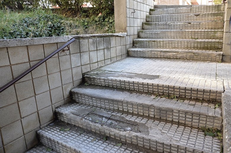 E2000Cuenca's tweet photo. 📸 #FOTODENUNCIA:

Este es el estado de muchas calles de #Cuenca. 

En el caso del barrio de la Fuente del Oro, el Ayuntamiento pretende que sean los vecinos los que paguen el arreglo de zonas por las que caminamos todos. #MalaGestión #CuencaAbandonada. https://t.co/4VL19rsB5d