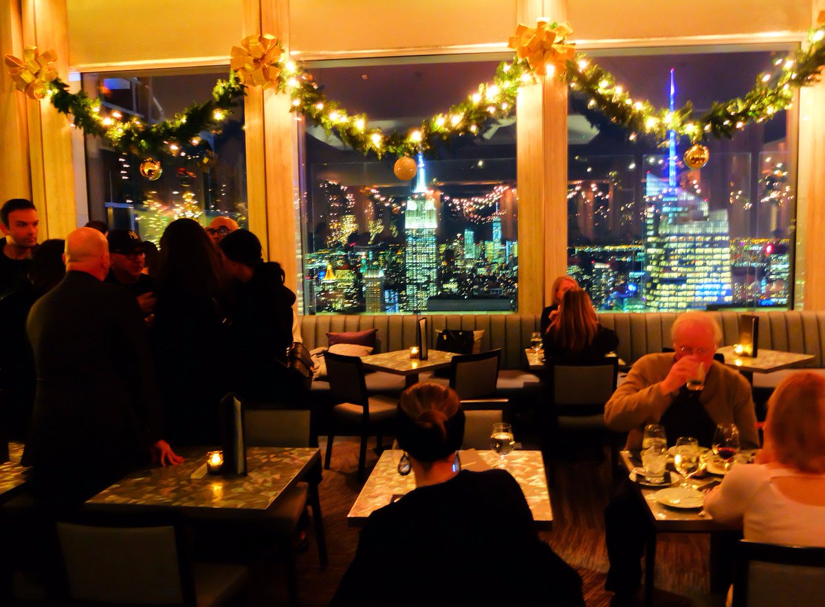 NewYorkNL's tweet photo. Cocktails with a view! #BarSixtyFive https://t.co/ncVw0Xyt4f