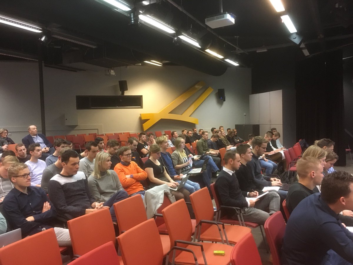 HilberinkH's tweet photo. Drie jaar geleden afgestudeerd op @SaxionBBT opleiding #Bouwkunde en nu vanuit @DuraVermeer een masterclass verzorgen voor de huidige studenten aan de opleiding. Goed zo @daphnewelmer #juniorontwikkelaar https://t.co/6Sgm9wlhas