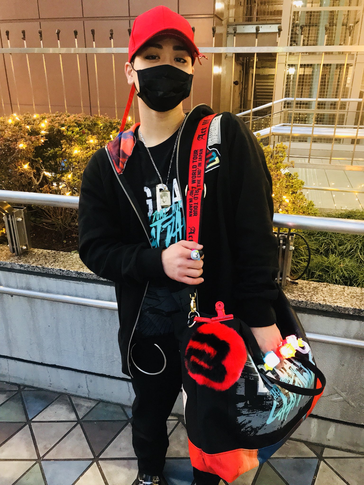 Yg Japan Official En Twitter Bigbang 会場スナップ 東京編 トートバッグ両端のリングにファーチャームやショルダーストラップを付けている方がたくさんいて もはや定番のコーディネートですね 思い思いの着こなしで ライブを楽しみましょう