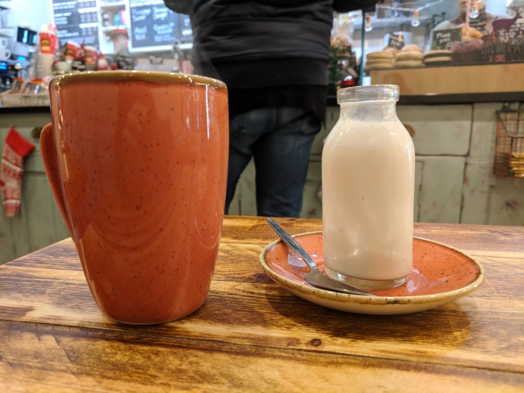 Have breakfast at Esquires Coffee Shop in Esher  aboutsixphotographs.com/2017/12/07/hav…