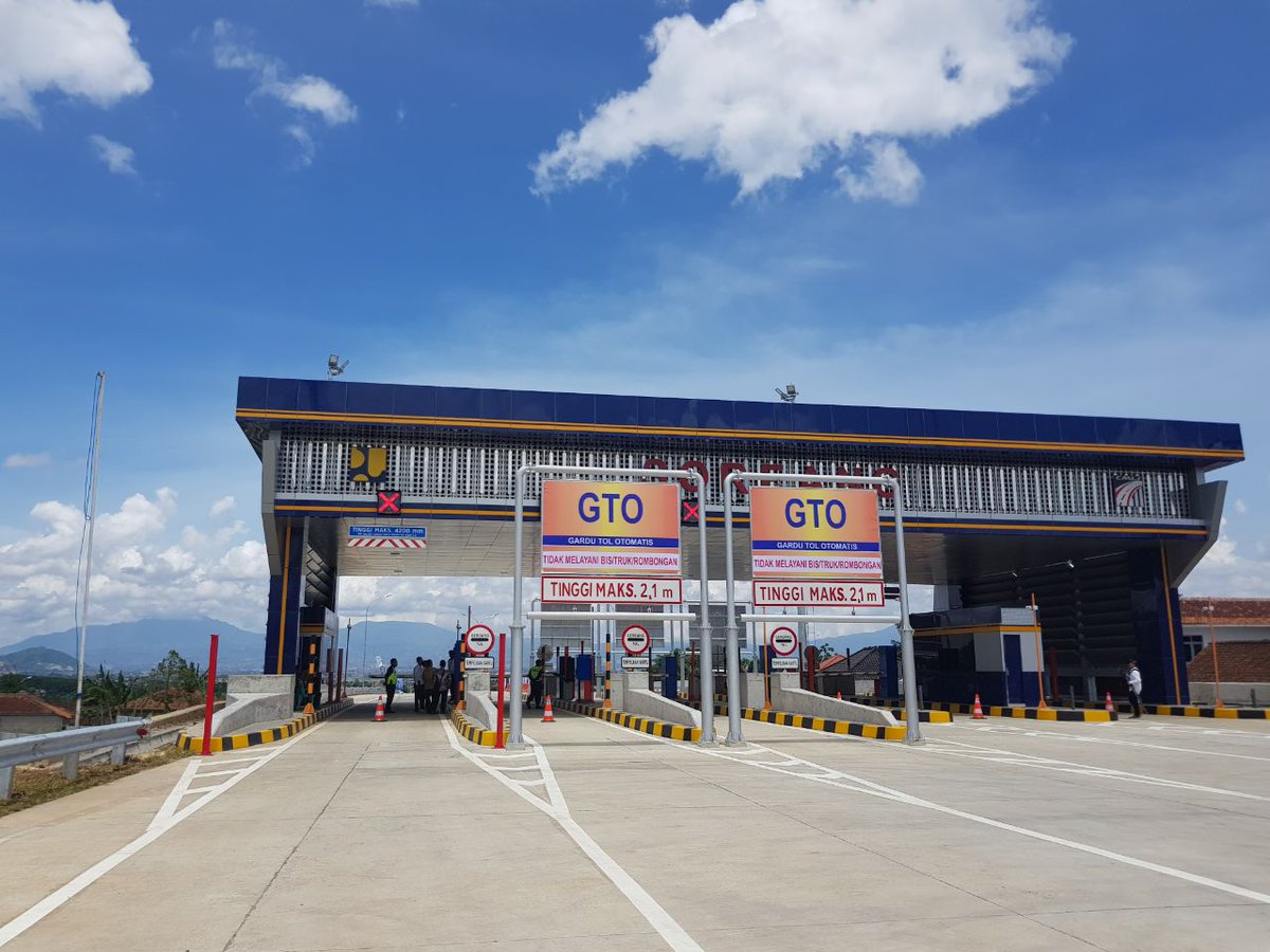 ndorokakung's tweet photo. Tol Soreang-Pasirkoja (Soroja) antara Kota Bandung dan Bandung Selatan ternyata sudah dibuka euy. Dulu warga Kab Bandung harus lewat jalur arteri Soreang-Kopo yang jarak tempuhnya sekitar 1,5 jam. Sekarang cuma 12 menit. Dan seminggu ini masih gratis. Ada yang sudah coba? https://t.co/ophAwLbq8J