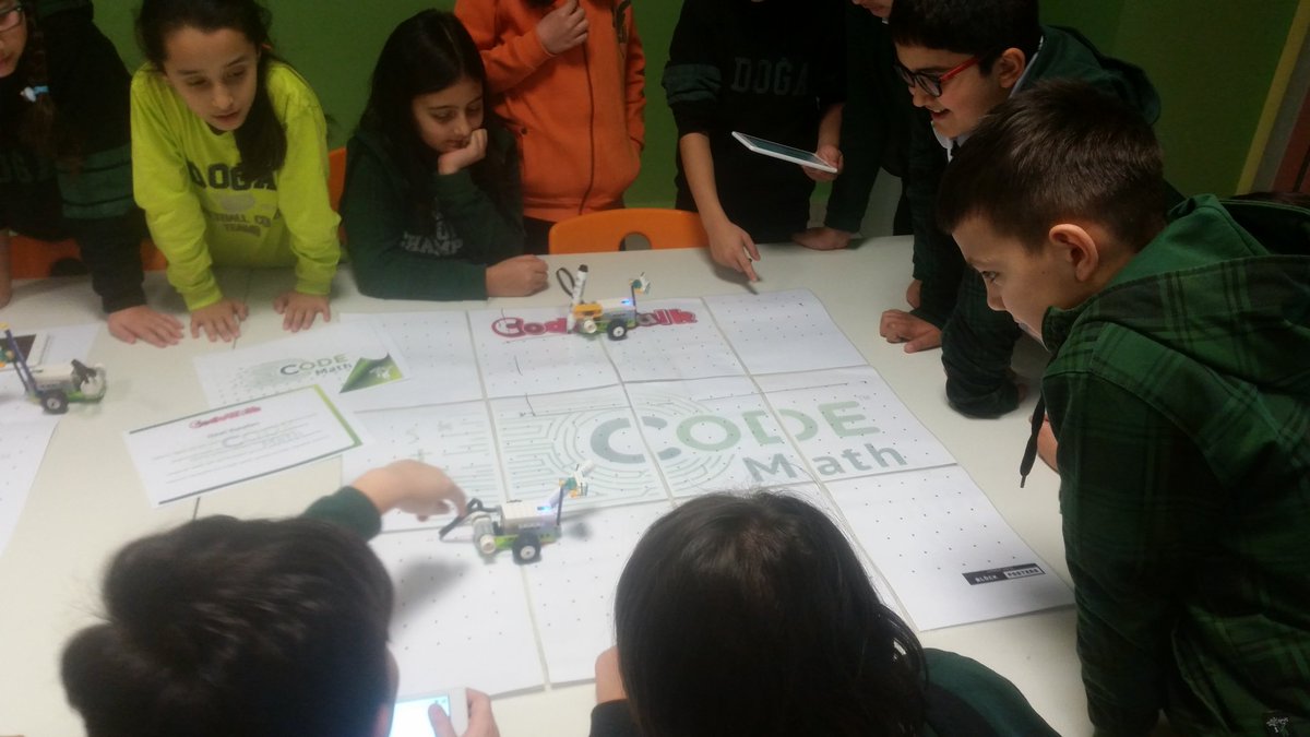 eliff_canay's tweet image. Kodlama haftasında #CodeMath etkinligiyle çocuklar miloyu kodluyor ve ortaya geometrik şekiller çıkıyor 🤗 #dogatech #CodeWalk