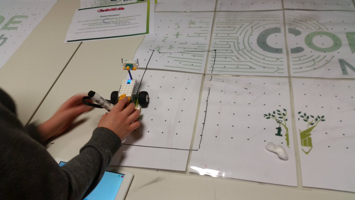 eliff_canay's tweet image. Kodlama haftasında #CodeMath etkinligiyle çocuklar miloyu kodluyor ve ortaya geometrik şekiller çıkıyor 🤗 #dogatech #CodeWalk