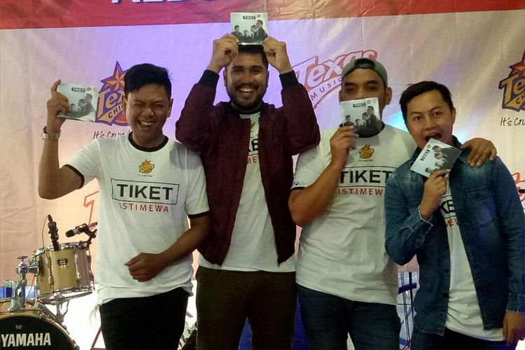 iSwaraJKT's tweet photo. Lama absen dari panggung musik grup @TiketBand kembali eksis dengan sebuah album baru, Tiket memberi nama karya barunya 'Istimewa'. #100PersenMusikIndonesia https://t.co/47PGhEInfx