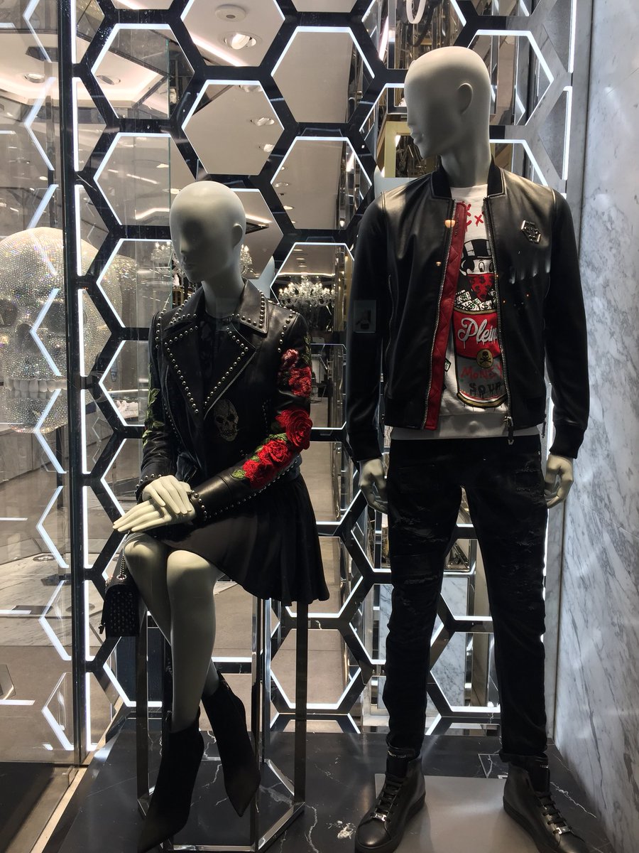 BSbyGabrielle's tweet photo. Shopping in London! 
#lovethis #shoppingtime #philippplein #collection2017 #amazing #blogging #beautyblogger #fashionblogger #travelblogger #beautystoriesbygabrielle #myamazinggirls https://t.co/iMjp1mqmxd