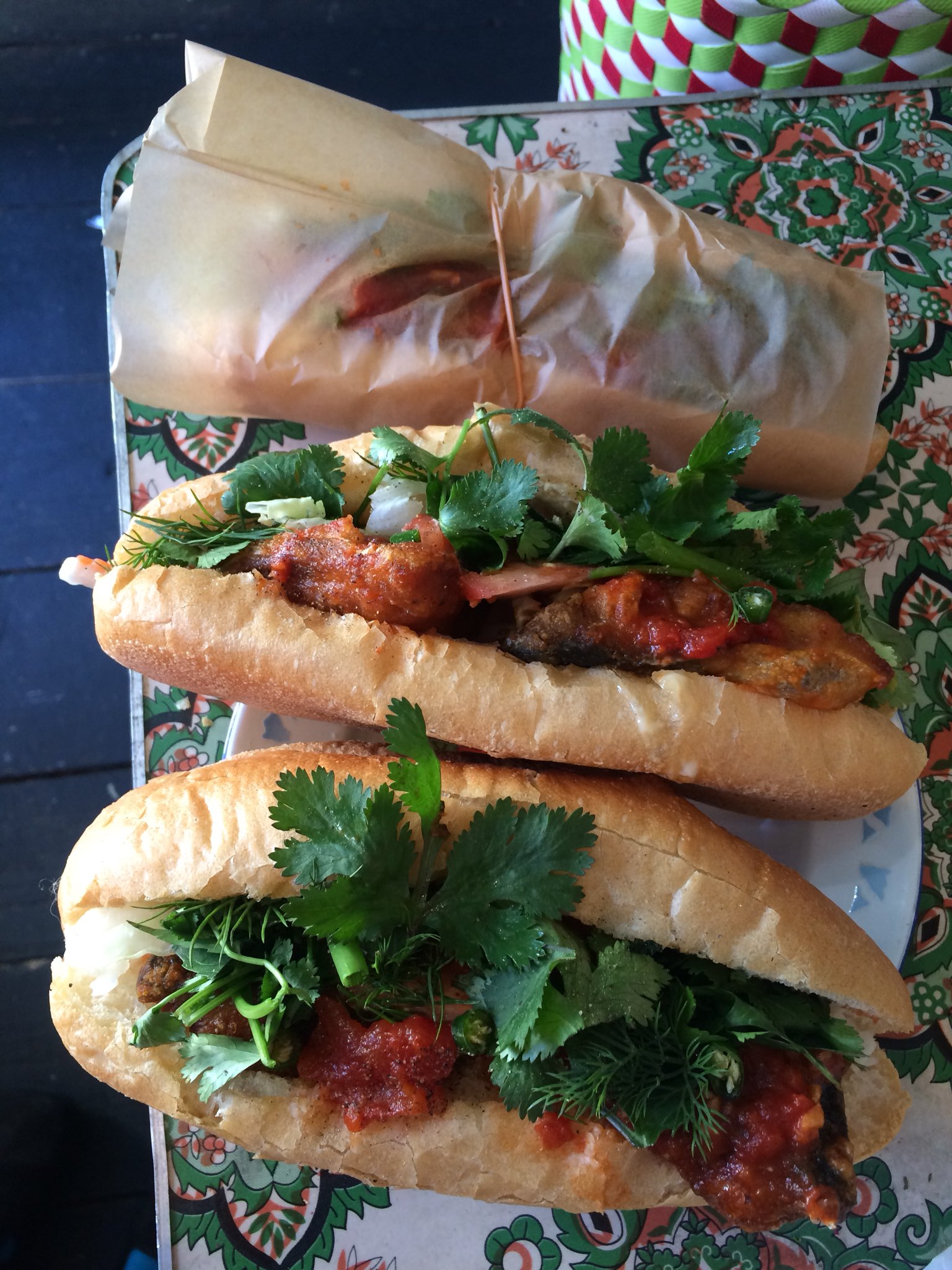 ハノイデラックス バインミー屋台 ブンチャー コムガー コムヘンとツキイチベトナムコース 揚げさばのトマトソースのバインミー 定番のハムパテに並ぶ人気のサンドイッチです バインミー は平日はハノイデラックスとハノイハノイにて 土日は