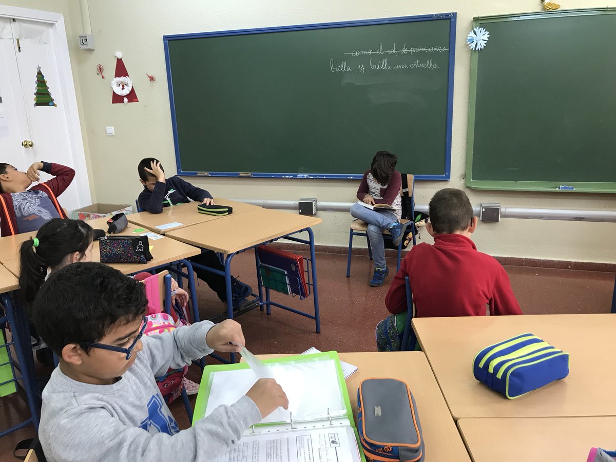 TeacherEspe's tweet photo. Nuestro Darío nos ha traído un cuento navideño y cada día nos lee un ratito para practicar la escucha activa y la comprensión oral. Y para su velocidad lectora, ¡Por supuesto! #ceipcruzblanca https://t.co/dN5NdVbKcs