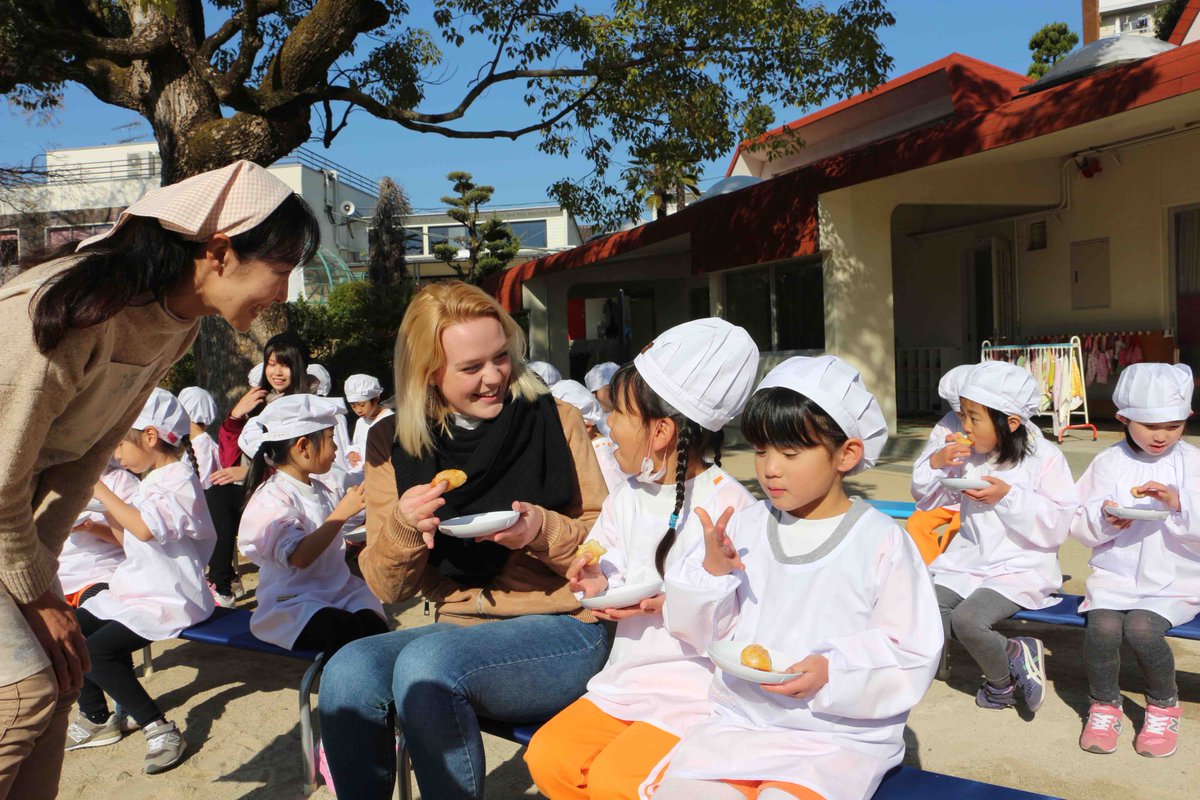 ブームスポーツ編集局 Na Twitteri 関西大学幼稚園から煙が立ち込めるのを見て と思った学生もいるかと思いますが きょうは関大の留学生9人と園児がもちつきで交流していました 留学生別科に通う英国人留学生ヒル イサニ ニック リディアさん は