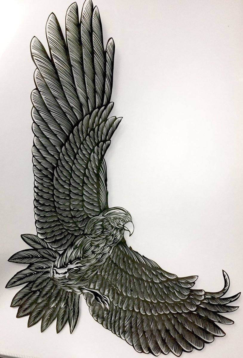 こめこ 奈美 切り絵 半年くらい前に切った鷹の切り絵を サイズ縮小して切りました A3 にしました 毛並みは変えましたが 羽根は切り方変えませんでした 切り絵