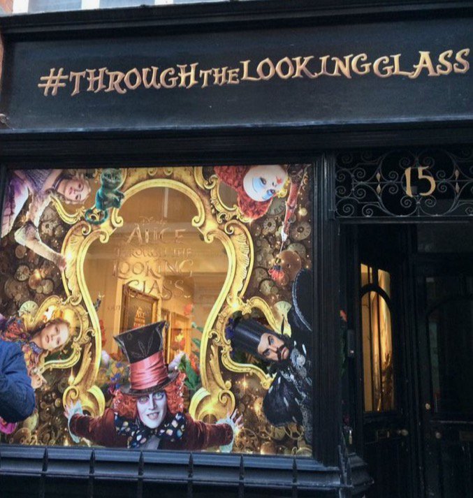 WONDERLAND | Join the mystery and visit ‘Through the looking glass’ shop
📷 Twitter 
#eventplanner #aliceinwonderland #wonderland #throughthewardrobe #themeoftheweek #events #dressup #fun #theme #joinin #fomo