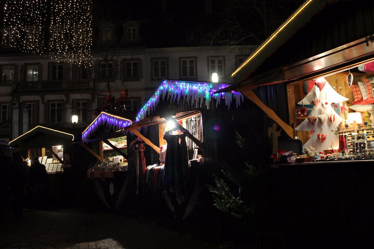 Sélestat fait partie du Pays du Sapin, l'un des sept pays de Noël en Alsace. La ville au riche patrimoine architectural et historique est le berceau de l’arbre de Noël. 🎄Découvrez l'article de <a href="/Mon_Grand_Est/">Mon Grand-Est</a> 😉 > mon-grand-est.fr/marche-de-noel… 💫 #NoelSelestat #VisitSelestat
