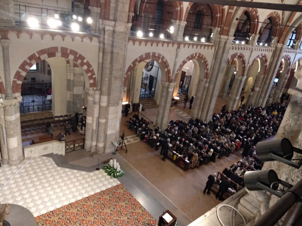 Simphoniacmdm's tweet photo. Tra poco avrà inizio la S. Messa in sant'Ambrogio con la #CappellaMusicale del Duomo di Milano! https://t.co/rXx3Ef3AMg