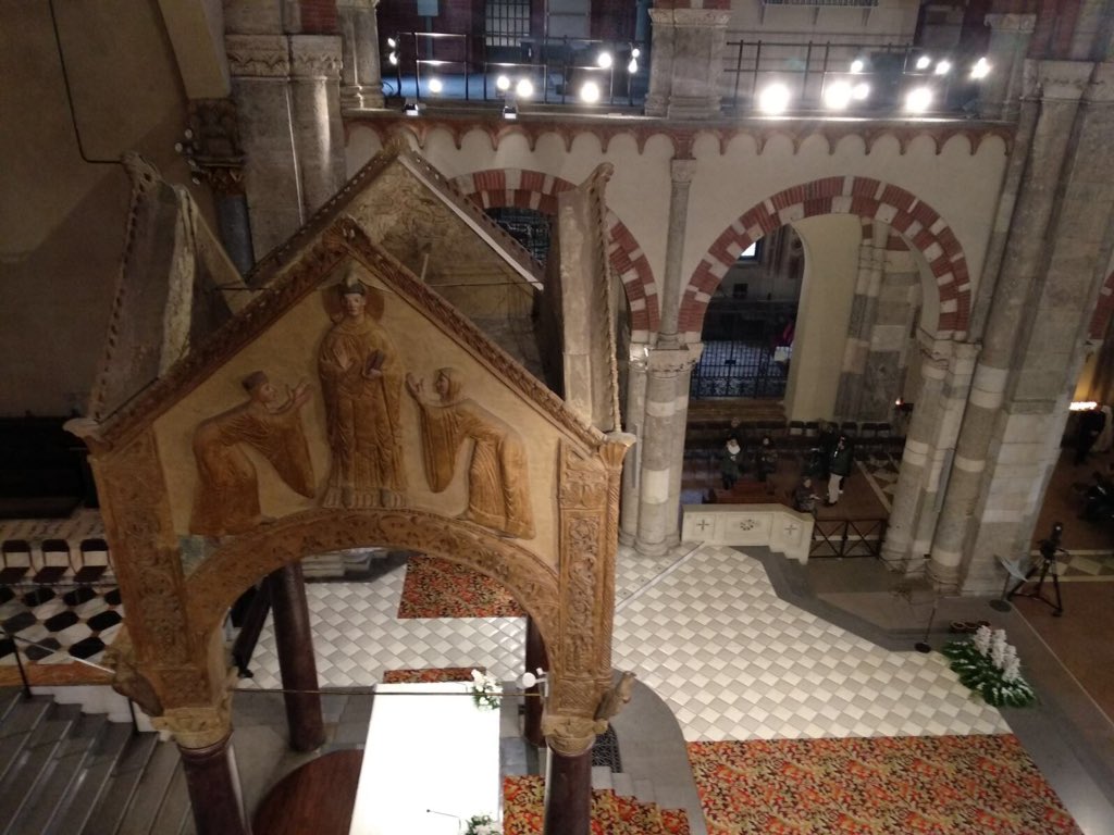 Simphoniacmdm's tweet photo. Tra poco avrà inizio la S. Messa in sant'Ambrogio con la #CappellaMusicale del Duomo di Milano! https://t.co/rXx3Ef3AMg