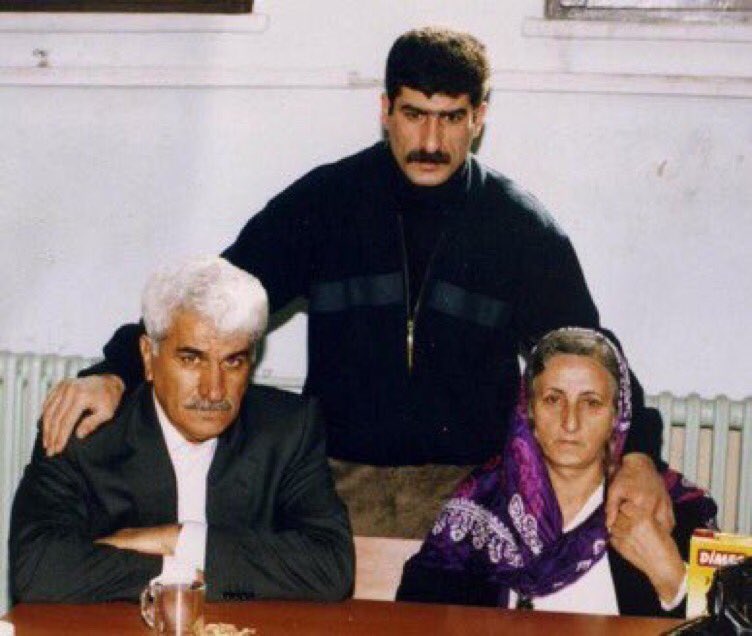 serhattugan1's tweet photo. Kimim ben biliyormusunuz? Adaletsizliği kanunen tescillenip 2004’te kaldırılan DGM’nin sırf ismi benzer diye 27 yıldır küçük oğlu @serhattugan1 ile zindan dışında bir tek fotoğrafı olmayan #SemihaAna’yım ben https://t.co/3ATVFArrn3