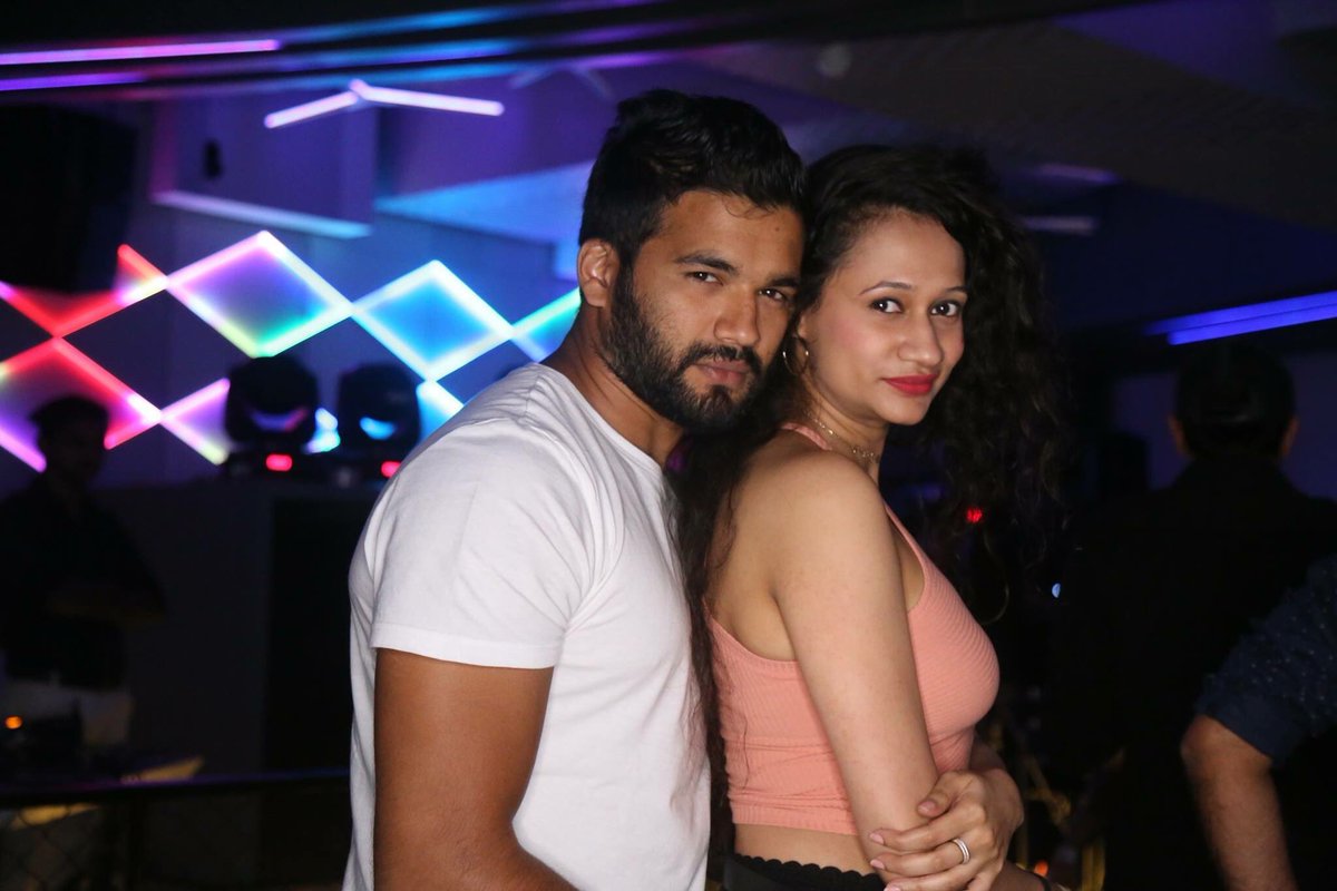 Vortexbandra's tweet photo. A place where the aptitude of partying is legendary, where every night is a 'Friday Night' and where moments become unforgettable!
#ThrowbackThursday to ' Le Grand Premiere' at #VortexBandra.
What a night! #DJCyrus #DJT Dj Nelson https://t.co/asCGbWRWXe