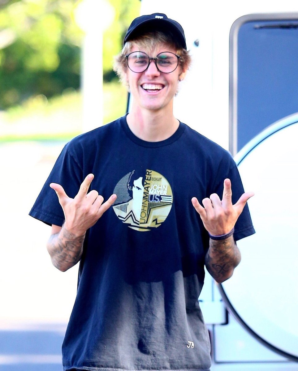 biebahstuff's tweet image. me going to school on monday vs me leaving school on friday