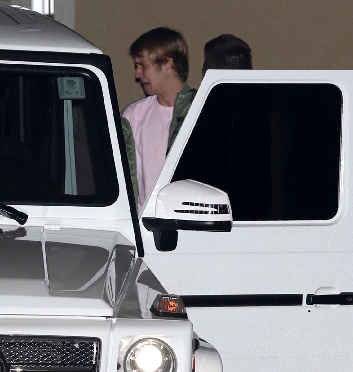 biebahstuff's tweet image. me going to school on monday vs me leaving school on friday