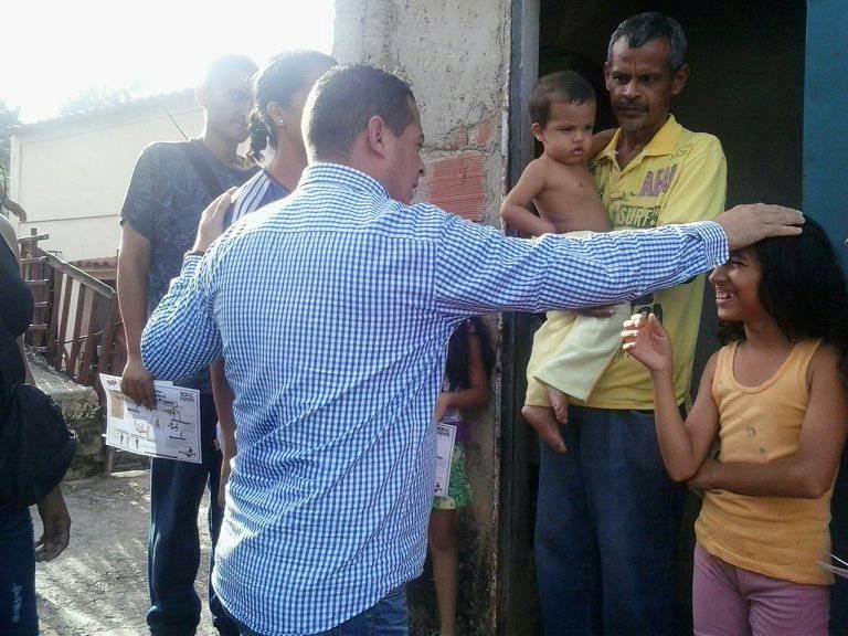 PorTiGuarenas's tweet photo. #CarlosRuiz sigue en la calle junto al pueblo. #PorTiGuarenas Si #Podemos #Plaza #Miranda #SanJose #CalleZamora #Clavellinas #Cogoyal #Guamacho #CalleBermudez #Victoria @HectoRodriguez @PartidoPODEMOS @dcabellor @NicolasMaduro https://t.co/PDiXJ3QUsc