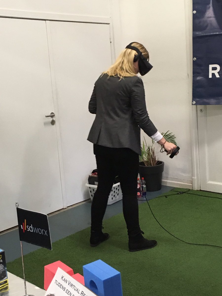 JobfactoryTM's tweet image. De eerste mensen waagden zich al aan de VR en waren het unaniem eens: SUPER! #vokatalentenmarktME @VokaKvKMechelen