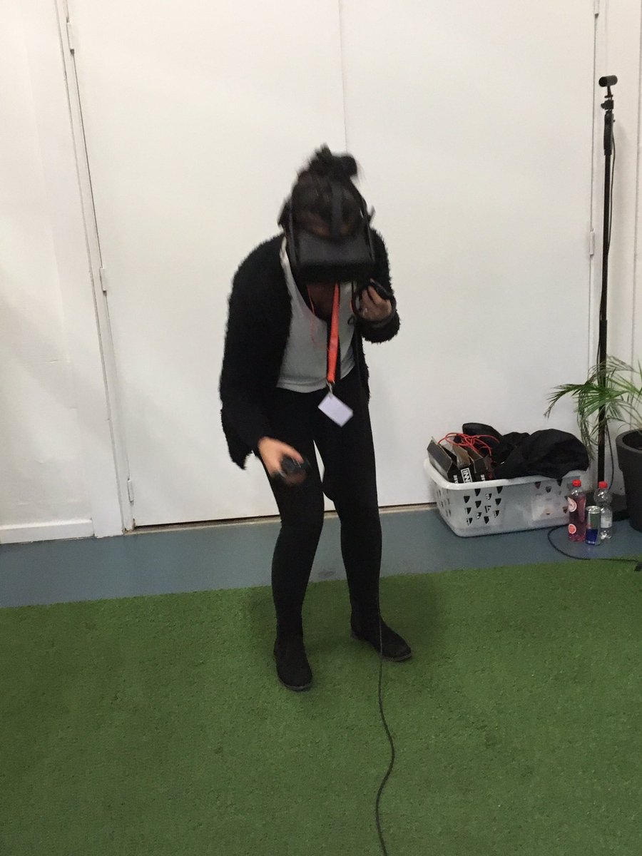 JobfactoryTM's tweet image. De eerste mensen waagden zich al aan de VR en waren het unaniem eens: SUPER! #vokatalentenmarktME @VokaKvKMechelen