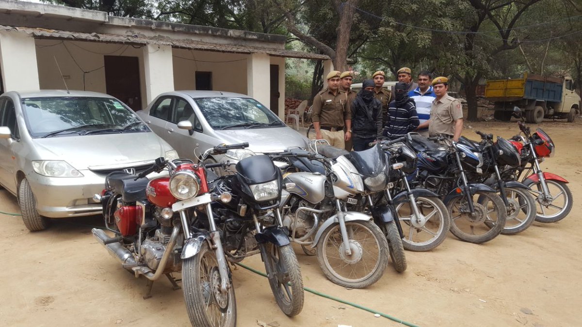 During #PicketChecking PS.#Mehrauli intercepted 02 prsn riding on a #Stolen bike with illegal #Pistol, further investigation unearthed an #AutoLifter gang with recovery of 10 Stolen #vehicles #SouthDistrict @DelhiPolice #CrimeFreeDelhi