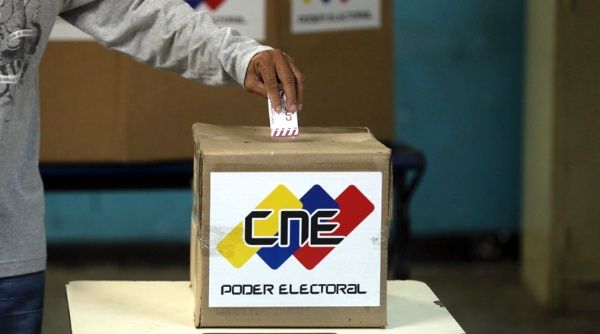 teleSURtv's tweet photo. Los candidatos a las próximas #EleccionesMunicipales de #Venezuela, realizan cierre de campaña electoral  https://t.co/VoCacg9EgK #Decide2017 https://t.co/EnrTVeBBnE