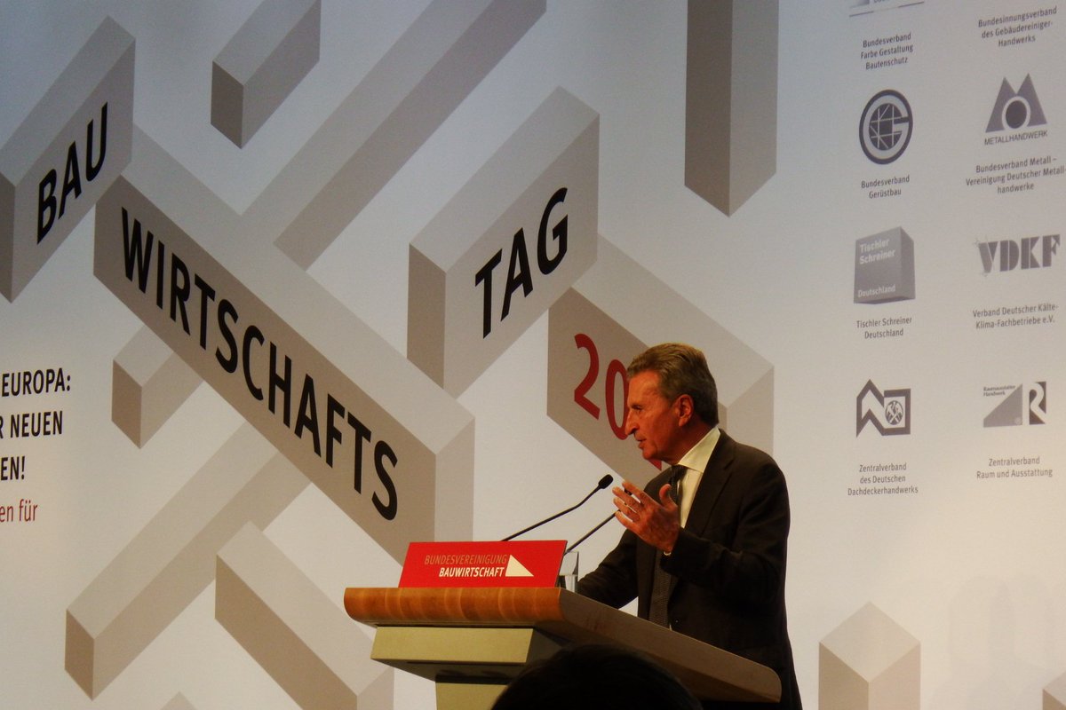 meistertipp's tweet photo. "Die Dienstleistungskarte schadet nicht, hilft aber auch wenig" @GOettingerEU 
#Bauwirtschaftstag #BWT2017 https://t.co/pybtzPSM1N