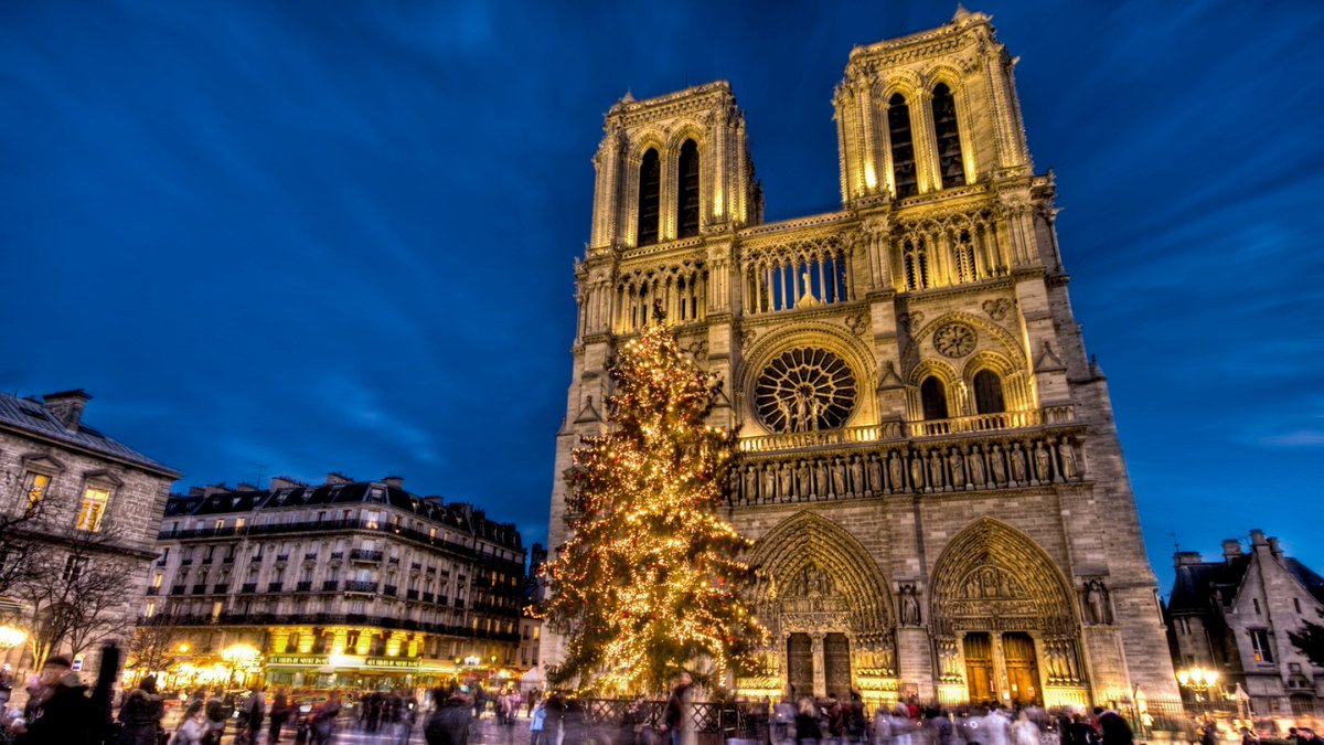 Who will be spending Christmas in Paris this year? 🙋🎄 https://t.co/RYnDM2fG2L https://t.co/mikzFZcK8l