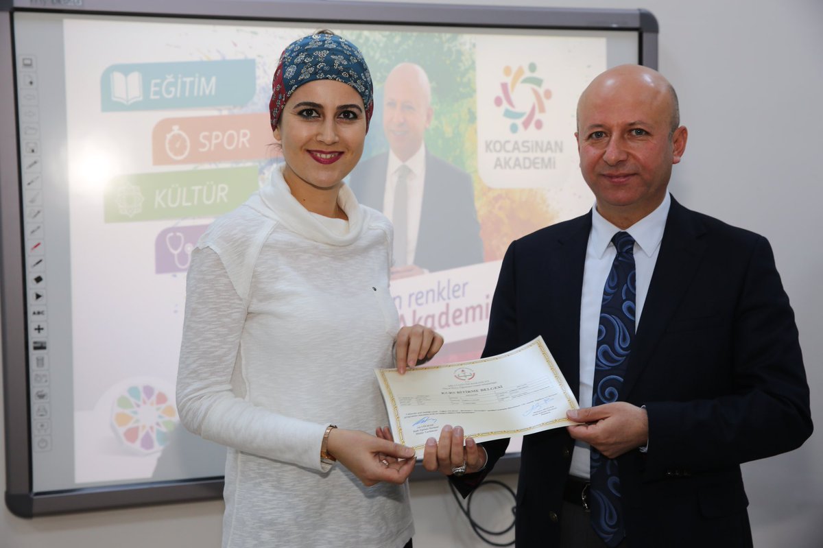 Kocasinan Akademi Yakut tesisimizde Belediye Başkanımız Sn. Ahmet Çolakbayrakdar, eşi Fatma Çolakbayrakdar’ın da kursiyer olarak katıldığı İngilizce kursunu tamamlayan kursiyerlerimize sertifikalarını teslim etti.