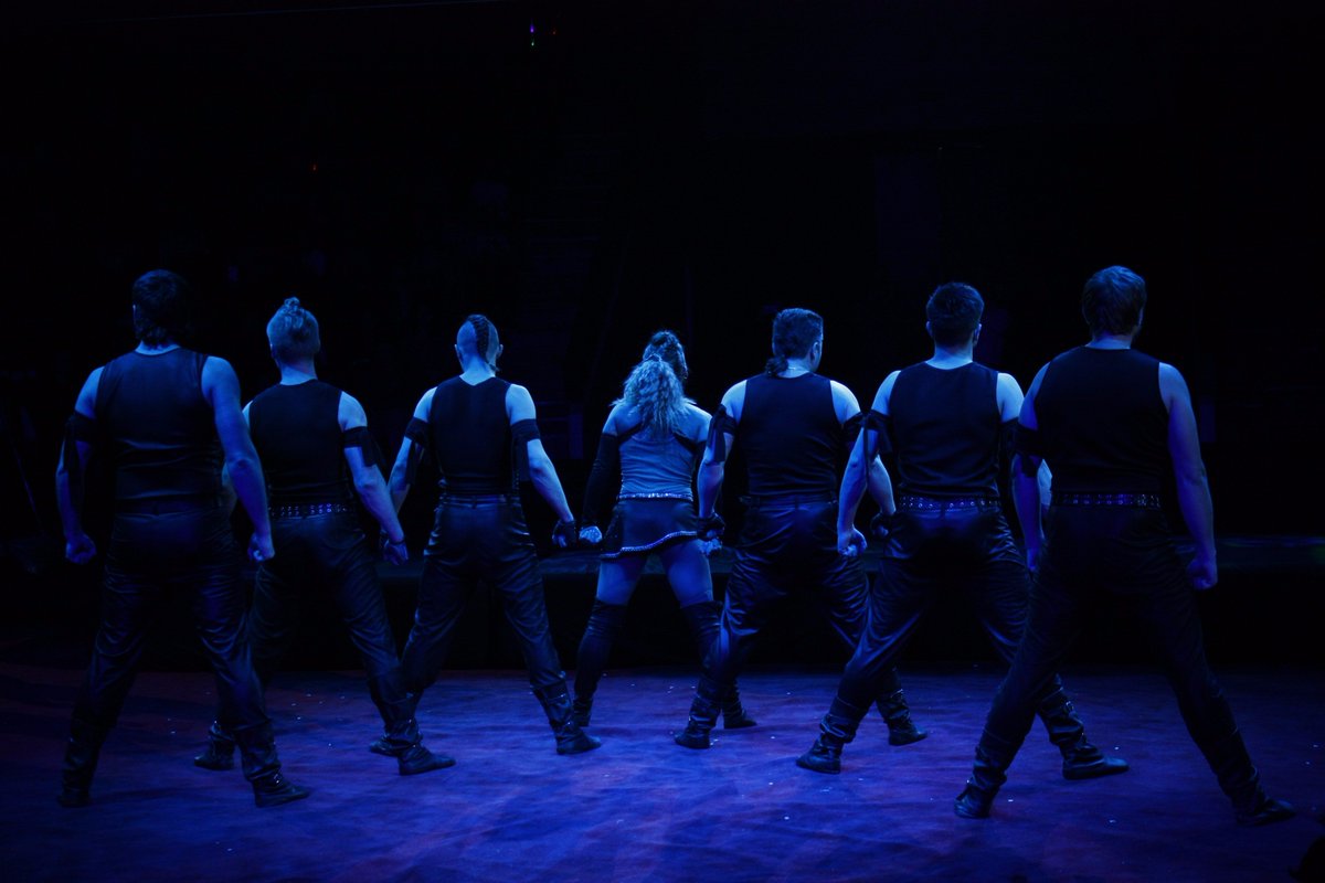 lenasmirnova195's tweet photo. #Russian #swing #Русские #Качели #acrobats #цирк #Россия #circus https://t.co/z05ajiAow1