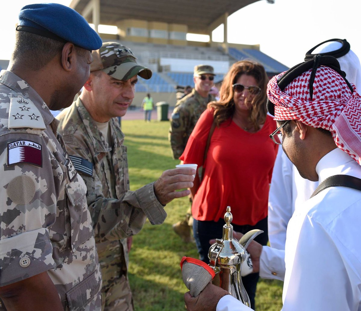 Katar Emirliği Hava Kuvvetleri tarafından kültürel değişim programı kapsamında 1 Aralık 2017'de Katar Ordusu'na katılan 620'den fazla ABD askeri için bir kutlama etkinliği düzenlendi; x.com/USAFCENT/statu…