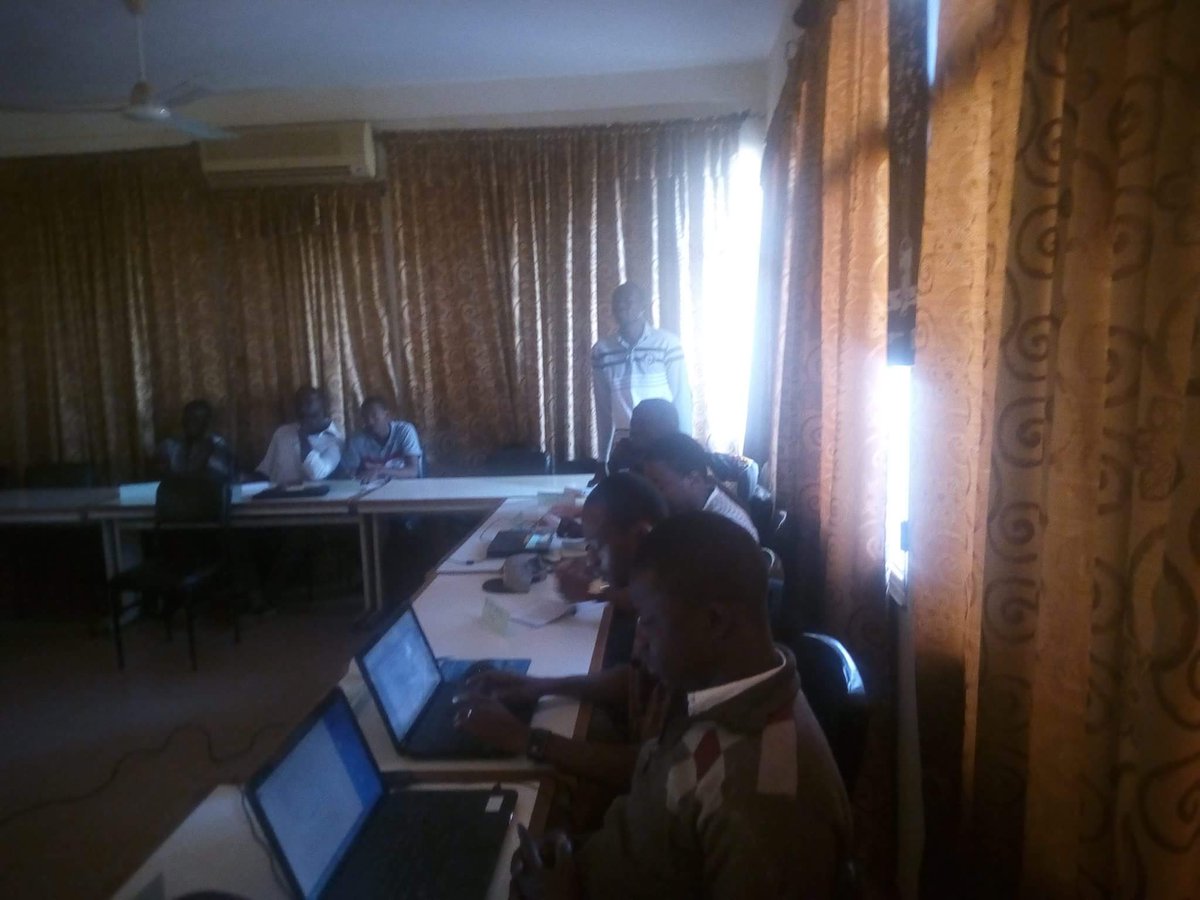 Ds le cadre de mentoring, une serie de formation (informatique, redaction de rapport, prise de parole) a été organisé au profit des jeunes