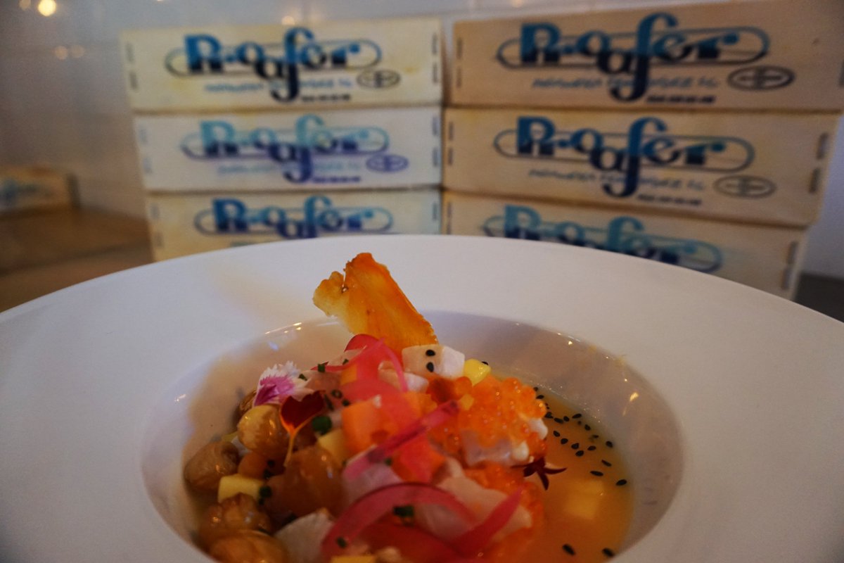 TabernaFurtivos's tweet photo. Un ceviche de lubina con fruta de la pasión, boniato y huevos. 

¡Delicioso! Empieza el puente con la cocina gallega de Furtivos. https://t.co/6YkcVezl45