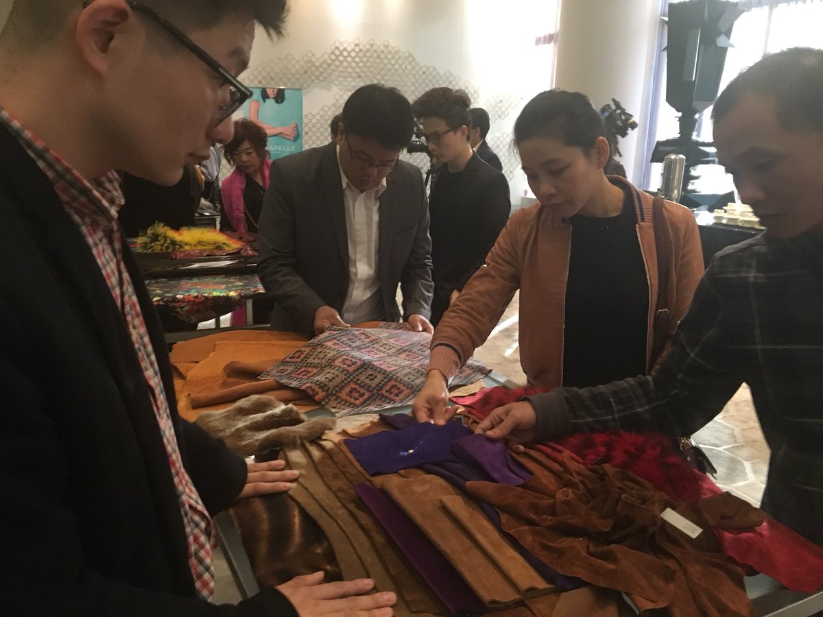 ITAPechino's tweet photo. n. 2 - #pelle #italiana lavorata per industria #cinese. Un’altra #eccellenza #MadeinItaly 🇮🇹 presentata in #Cina 🇨🇳. #Bravo @ITACanton_ and #Unic  grazie a #Consolato #Generale #Canton   Ed oltre 200 operatori cinesi! https://t.co/lUBPamLkey