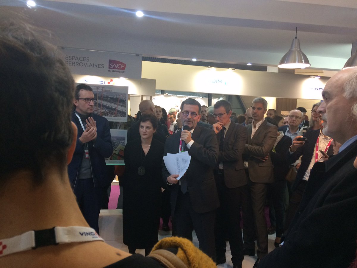 SNCFimmobilier's tweet photo. #LT « En 2018 @SNCFImmobilier signera de nouveaux protocoles avec les #villes de @metropolerennes @Bordeaux @Toulouse @marseille et @strasbourg » #BenoitQuignon au @salonsimi https://t.co/CphDxHomdM
