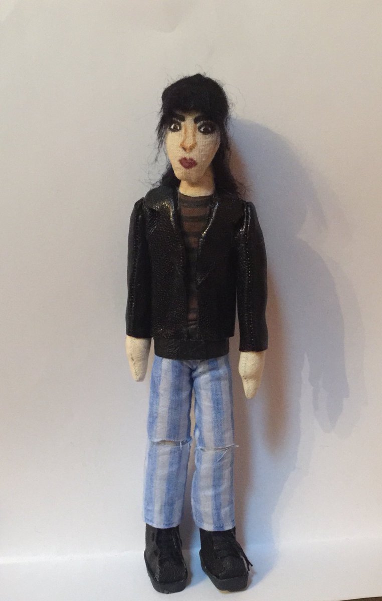 thenwhoaminow's tweet photo. Look at my little punk . I love Amanda and @hannahmarks to bits 💋 @Uptomyknees @DirkGentlyBBCA #dirkgently #amandabrotzman #RowdyForS3 https://t.co/JISqJy6dn0
