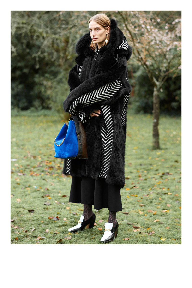 harpersbazaarES's tweet photo. Influencias urbanas en la PRE-FALL 2018 de @givenchy #GivenchyFall18 https://t.co/vpjQUQmOc8 https://t.co/Lq9OQt7GSd