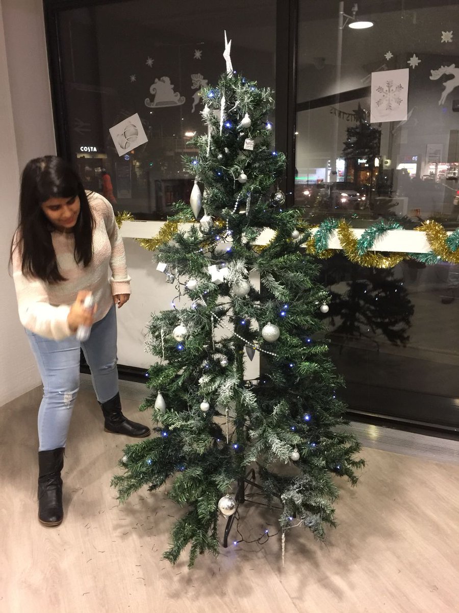 AmroGreencoat's tweet photo. #AmroGreencoat #Annual Christmas decorations are well underway by our #talented students ❄️🎄🌿☃️🎆 https://t.co/dOF3C3Ypl6
