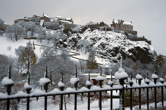 edinburghcastle's tweet image. We can't help but share this image of the castle from 2010 - we look like a winter wonderland!  #ThrowBackThursday