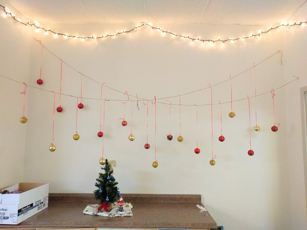 jacobswellyvr's tweet photo. Yesterday at #wednesdayteam #arttime, we did tons of #christmasdecorations! Can you spot Yolanda behind our #windowsdisplay? https://t.co/FiP6wiBy3k