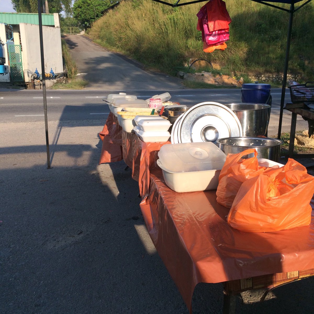 wanur29's tweet image. sesiapa yang duduk johor tu kalau lalu seelong boleh singgah gerai ibu saya depan kilang viking asphalt . masa dibuka 7-11 pagi . ada nasi dagang , nasi lemak and the best part is nasi kerabu 😋 .RT untuk rezeki keluarga saya