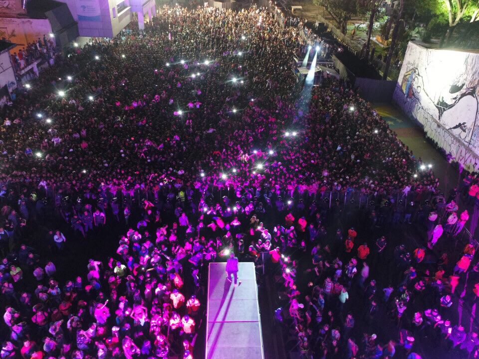rafaellacava10's tweet photo. Parece q a la gente le gusto un poquito el evento de ayer. Pero no mucho solo un ñinguita. 😎🦇🦇🦇😎 https://t.co/yG0vpXp9fK