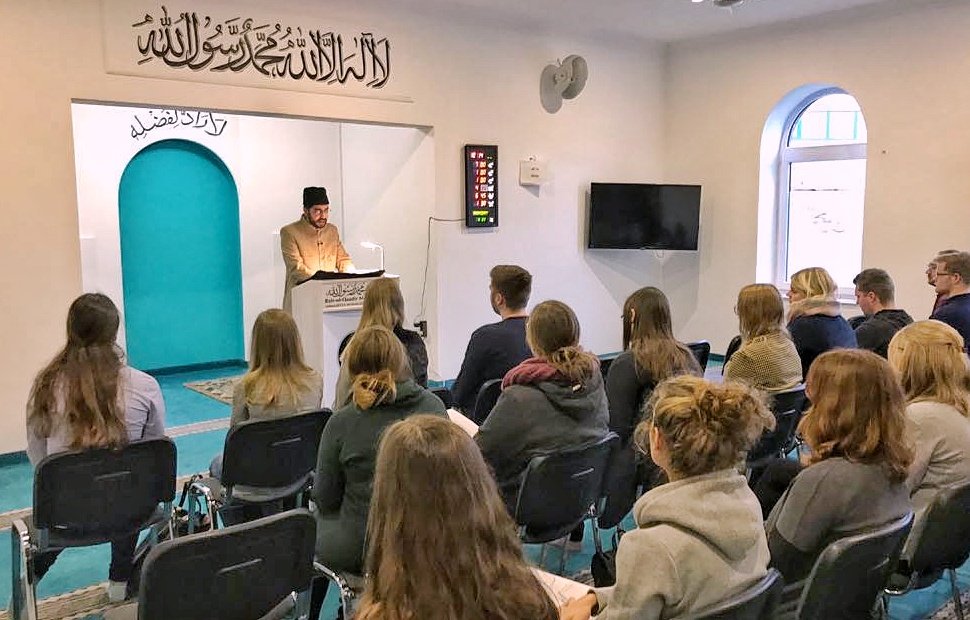 AhmadiyyaDE's tweet image. Studenten der katholischen Theologie der Universität Vechta besuchen ein Seminar zum interreligiösen Lernen in der Bait-ul-Qadir Moschee, Vechta.