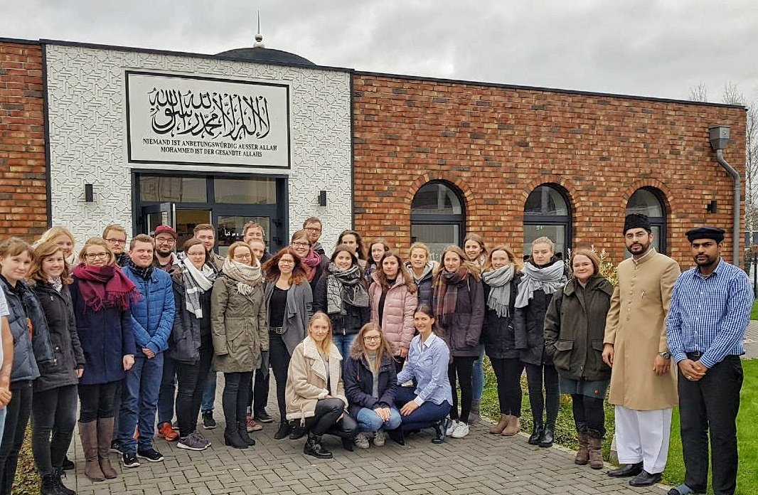 AhmadiyyaDE's tweet image. Studenten der katholischen Theologie der Universität Vechta besuchen ein Seminar zum interreligiösen Lernen in der Bait-ul-Qadir Moschee, Vechta.