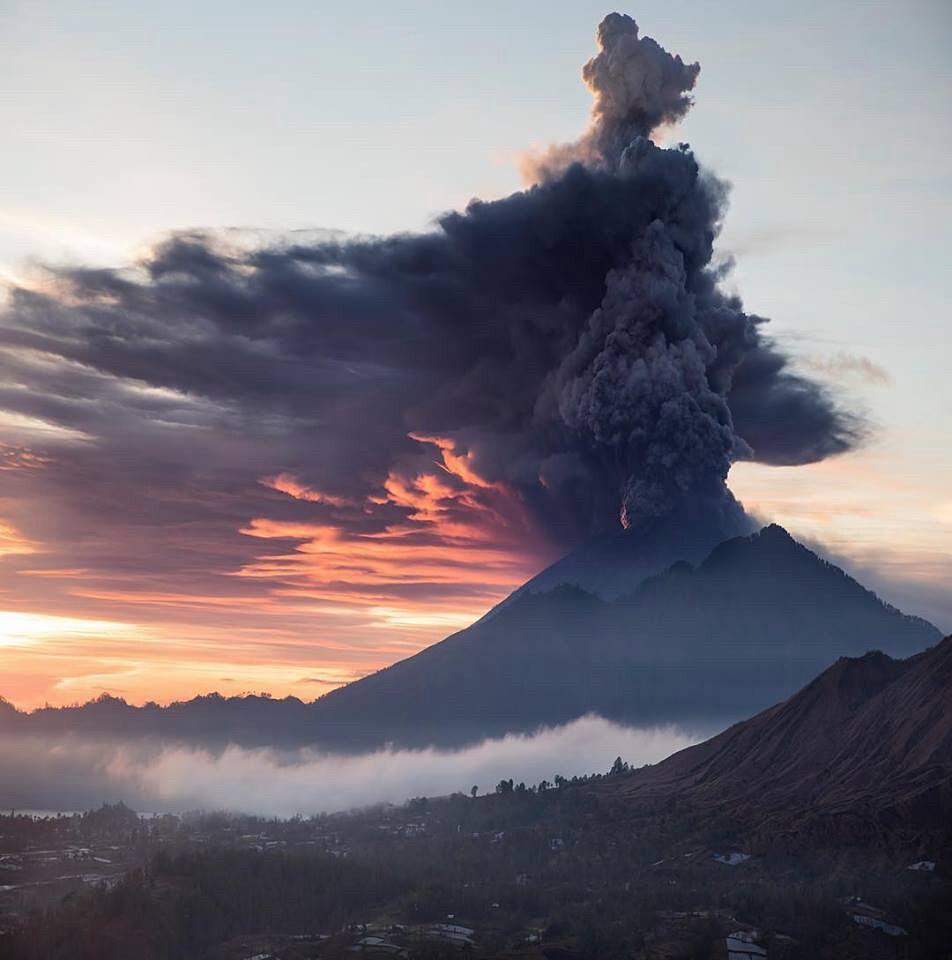 Volcanic Cloud by <a href="/herosdem/">herosdem</a> #fubiz #art #photography #inspiration #creativity Mention <a href="/fubiz/">Fubiz</a> if you want to be featured on our Instagram⠀ bit.ly/2ixZHwb