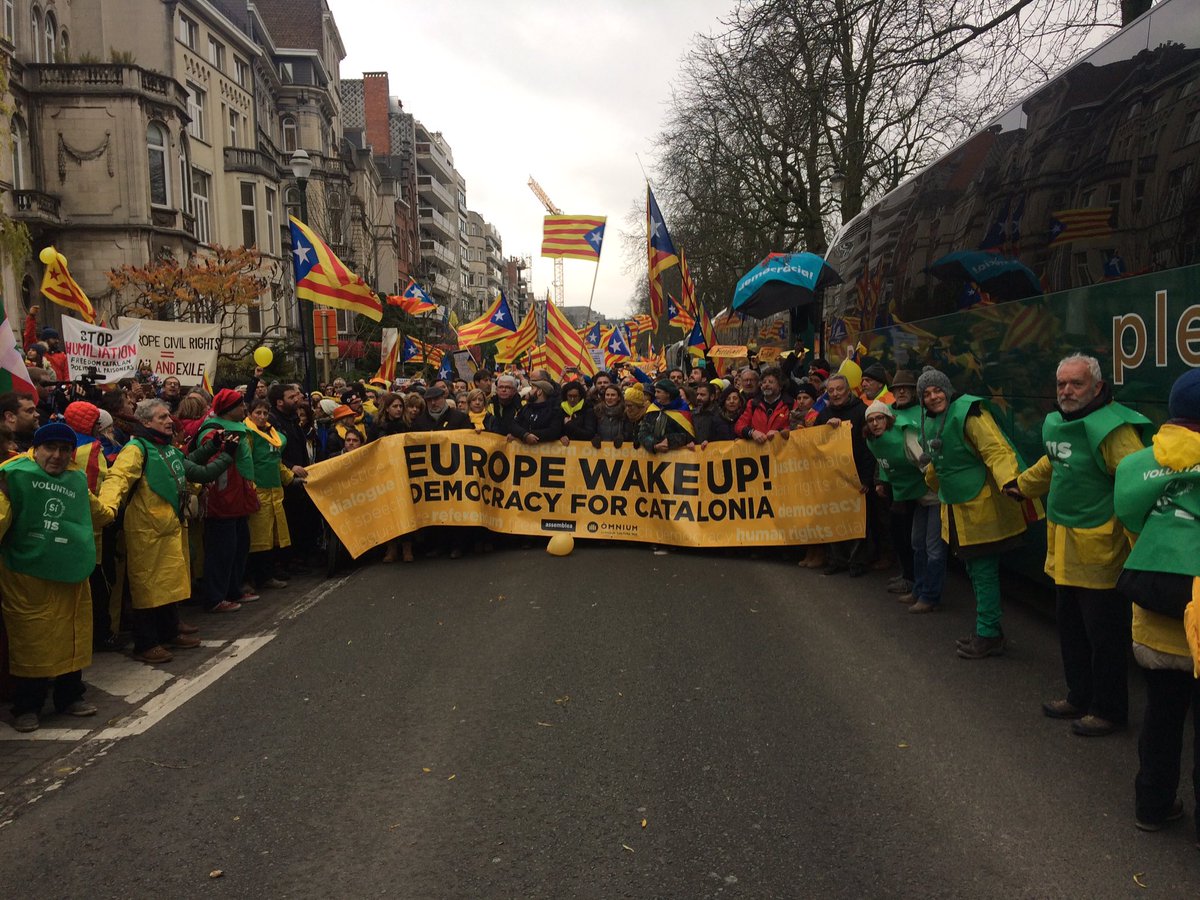 AnnaFiguera's tweet photo. La capçalera. Desbordats per tanta gent a Brussel.les a la manifestació #EuropeWakeUp #21D https://t.co/J7fPJmI18Z